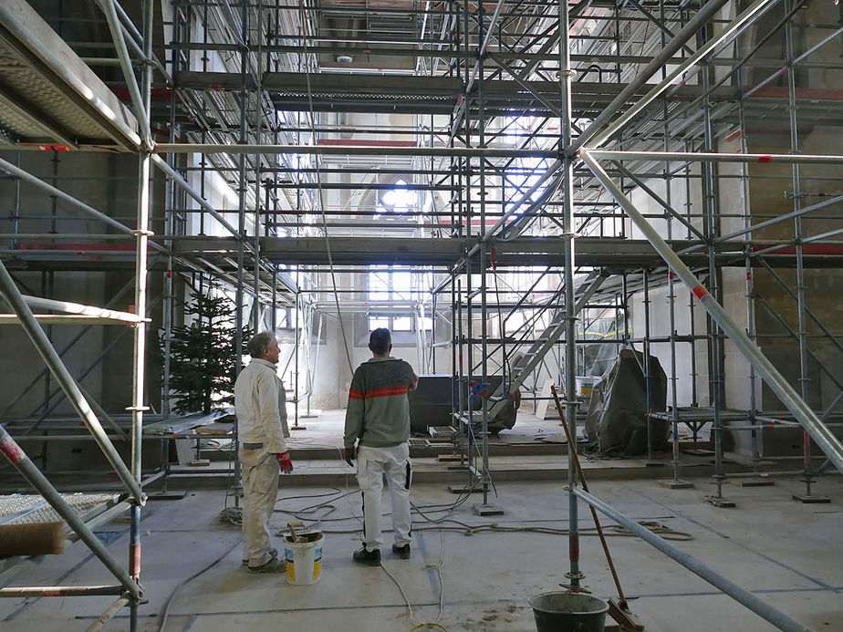 Fertigstellung der Putzerarbeiten in der Stadtpfarrkirche (Foto: Karl-Franz Thiede)